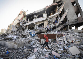 PENDUDUK Palestin mencari barangan yang masih boleh digunakan di celah runtuhan bangunan di Gaza City. - AFP