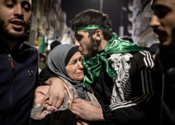 SEORANG tahanan Palestin mencium ibunya selepas dibebaskan dari penjara Israel di Ramallah, Tebing Barat. - AFP