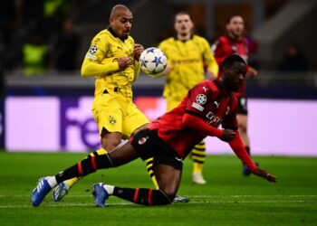 Pemain AC Milan, Fikayo Tomori (kanan) terjatuh ketika cuba melepas kawalan pemain Borussia Dortmund dalam aksi Liga Juara-Juara Eropah membabitkan Kumpulan F awal pagi tadi. (FOTO: AFP)