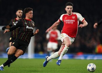 Pemain Arsenal, Declan Rice (kanan) cuba melepasi kawalan pemain RC Lens dalam aksi Liga Juara-Juara Kumpulan B yang berlangsung awal pagi tadi. (FOTO: AFP)