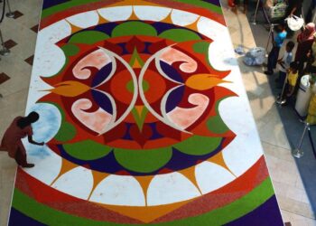KOLEM ialah tradisi bagi penganut agama HIndu ketika sambutan Deepavali dengan setiap lukisan membawa maksud yang tersendiri. – AFP