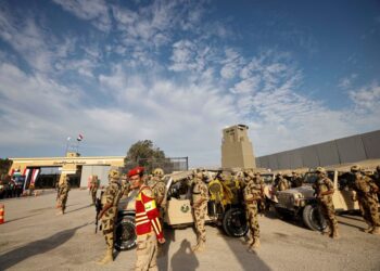 TENTERA Mesir berkawal sekitar sempadan lintasan Rafah. - AFP