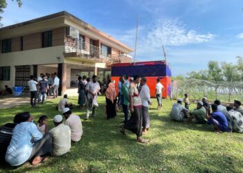 PELARIAN rohingya menunggu untuk bertemu dengan pegawai Myanmar di Teknaf. - AFP