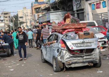 PULUHAN keluarga di Gaza terpaksa meninggalkan rumah mereka kerana pengeboman Israel.-AGENSI
