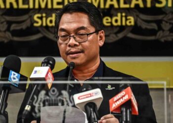 MUSTAPHA bercakap kepada pemberita dalam sidang media di Parlimen hari ini. FOTO: JABATAN PENERANGAN MALAYSIA