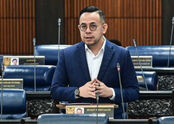 STEVEN Sim menjawab soalan pada sesi Pertanyaan-Pertanyaan Bagi Jawab Lisan di Dewan Rakyat hari ini. FOTO: JABATAN PENERANGAN MALAYSIA
