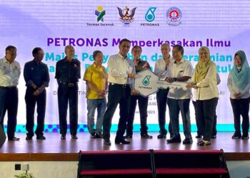 ABANG Johari Tun Openg (lima dari kanan) menyaksikan majlis penyerahan mock kunci bagi fasiliti pendidikan daripada Pengarah Yayasan Sarawak; mewakili kerajaan negeri kepada Ketua Pengarah MARA bagi urusan pengoperasiannya di MRSM Bintulu, Sarawak semalam.