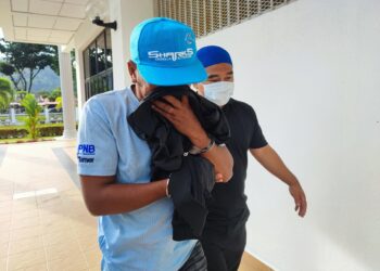 BURUH binaan warga Indonesia, Supardi, 49, ketika dihadapkan di Mahkamah Sesyen Balik Pulau, Pulau Pinang hari ini atas pertuduhan memiliki dan menggunakan kad pengenalan pemastautin tetap (MyPR) palsu. - Pic: IQBAL HAMDAN