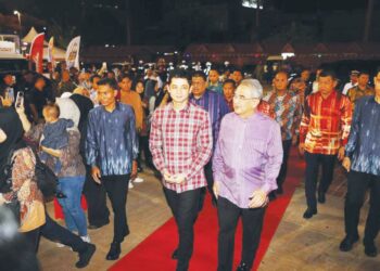 Tengku Hassanal berangkat tiba diiringi Mohd.. Ali Mohd. Rustam sewaktu menghadiri Festival Warisan dan Pelancongan Melaka-Pahang 2023 di Muzium Istana Kesultanan Melayu Melaka, Banda Hilir. UTUSAN/AMRAN MULUP