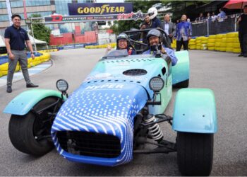 CHANG Lih Kang (kiri) memandu kereta litar yang menggunakan kuasa hidrogen bersama Rezal Khairi Ahmad pada pelancaran penjana hidrogen NanoMalaysia (HyPEReactor) di Aylezo Speedway, Shah Alam, Selangor, hari ini. - UTUSAN / SADDAM YUSOFF