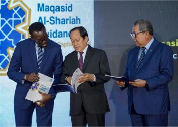 TIMBALAN Menteri Kewangan 1, Datuk Seri Ahmad Maslan, Awang Adek Hussin (kanan) dan Pengarah Negara Bank Dunia bagi Brunei, Malaysia, Filipina dan Thailand, Asia Timur dan Pasifik, Dr. Ndiame Diop (kiri) melihat buku Pasaran Modal Islam Bimbingan Maqasid Al-Shariah Malaysia selepas majlis pelancaran pada Persidangan Suruhanjaya Sekuriti Malaysia (SC) - Bank Dunia di Kuala Lumpur, hari ini. - UTUSAN/FARIZ RUSADIO / PEMBERITA: NAZLINA UTUSAN / IKHWAN KOSMO