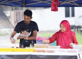 MOHD. Fairuz Mohd. Noor, 36 dan Norhaslinda Mohamad Hanifa, 39 tetap gigih menjual nasi lemak seawal pukul 7 pagi di  Saujana Utama, Sungai Buloh. di sini, semalam. -UTUSAN/SADDAM YUSOFF