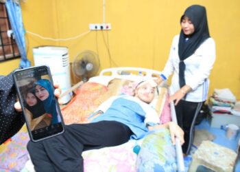 GAMBAR Norhaniza Arifin (kiri) bersama Nur Adawiyah sebelum kemalangan-UTUSAN/KAMARUL BISMI KAMARUZAMAN