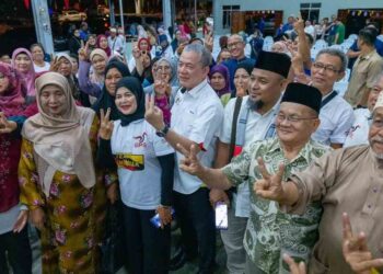 FADILLAH Yusof (tengah) bermesra bersama penduduk di program ‘Mesra Bersama Pemimpin’ di Dewan Kampung Kemunting, Bintulu malam tadi.