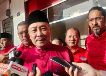 HAJIJI Noor (tengah) semasa sidang akhbar selepas mesyuarat Majlis Tertinggi Gagasan Rakyat di Kota Kinabalu