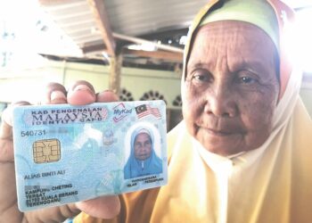 ALIAS Ali menunjukkan kad pengenalannya yang tertera nama yang sinonim dengan lelaki, Alias Binti Ali di Kampung Cheting, Hulu Terengganu, semalam. – MINGGUAN/NOOR HAYATI MAMAT