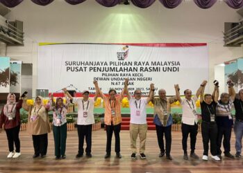 PREMIER Sarawak, Abang Johari Tun Openg (tengah) bersama calon GPS, Iskandar Turkee (lima kanan) selepas pengumuman keputusan PRK Dun Jepak, di Dewan Suarah Bintulu malam ini