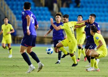 PEMAIN negara, Paulo Josue diasak pemain Taiwan dalam perlawanan kelayakan Piala Dunia 2026/Piala Asia 2027 di Stadium Municipal Taipei, malam ini.-Ihsan Izari Rosli/Flash Sukan