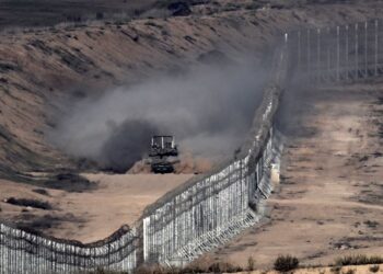 SEBUAH kereta kebal milik tentera Israel berada di Semenanjung Gaza ditengah-tengah konflik berterusan antara Israel dan Hamas. - AFP