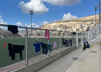 PEKERJA dari Gaza terkandas di kem pelarian yang didirikan di stadium bandar Nablus.-AGENSI
