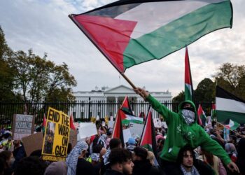 Penunjuk perasaan mengibarkan bendera Palestin  sambil menyeru gencatan senjata antara Israel-Palestin di luar Rumah Putih, Washington pada Sabtu lalu. - AFP