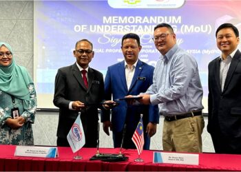 KAMAL Kormin (dua, kiri) dan Simon Zhou bertukar dokumen kerjasama MyIPO dan TikTok disaksikan oleh Dr. Mohd. Zuhan Mohd. Zain (tengah) di Menara MyIPO, Petaling Jaya, semalam. – UTUSAN/ZAKINNA WATI