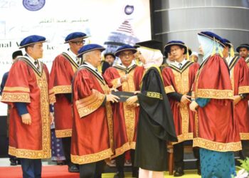 HASLINA Kalang menerima skrol ijazahnya daripada Pro Canselor UniSZA, Tan Sri Yusof Noor dalam majlis konvokesyen universiti itu, Kuala Nerus. - UTUSAN/KAMALIZA KAMARUDDIN
