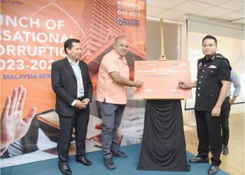 KHAIRUL Kamarudin (dua, kiri) dan Ahmad Kamal Abdul Rahman (kanan) melancarkan Pelan Pencegahan Rasuah Bank Muamalat.
