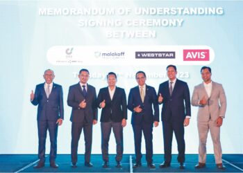 NIK Nazmi Nik Ahmad (tiga, kiri) bersama Pengerusi Gas Malaysia, Tan Sri Wan Zulkiflee Wan Ariffin (tiga, kanan) dan wakil syarikat Gas Malaysia, Malakoff, Avis dan Weststar selepas menandatangani memorandum persefahaman pada majlis pelancaran Pelan Kemampanan Perniagaan Gas Malaysia di Pusat Konvensyen Setia City, Shah Alam, semalam. –  UTUSAN/SADDAM YUSOF