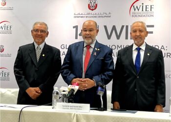 SYED Hamid Albar (tengah) bersama Tan Sri Mohd. Radzi Abdul Rahman (kiri) dan Datuk Syed Abu Bakar S. Mohsin Almohdzar dalam sidang media WIEF di Kuala Lumpur, hari ini.