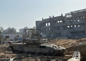PERTEMPURAN berterusan antara tentera Israel dan Hamas memusnahakan bangunan kediaman di utara Gaza.-AFP