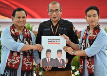 KETUA Suruhanjaya Pilihan Raya Hasyim Asy’ari (tengah) bergambar bersama Prabowo Subianto (kiri) dan Gibran Rakabuming Raka (kanan) ketika pendaftaran Pemilu 2024 di Jakarta.-AFP