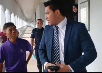 AHMAD Ridzwan Al Amin Azman Shah (kiri) selesai membayar denda RM1,000 di Mahkamah Majistret Kuala Lumpur kerana menconteng tulisan ‘terrorist’ di tembok bangunan Kedutaan Amerika Syarikat. UTUSAN/NORLIZAH ABAS