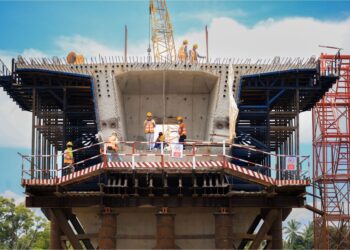 Pertumbuhan berterusan ekonomi membolehkan lebih banyak projek pembangunan dilaksanakan, seterusnya menyediakan pekerjaan kepada rakyat tempatan. – GAMBAR HIASAN