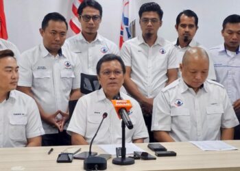 MOHD. Shafie Apdal (tengah) semasa sidang akhbar di Pejabat Warisan di Kota Kinabalu hari ini.