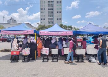SUASANA gerai The 3 Ringgit di MITC, Ayer Keroh, Melaka yang dipenuhi pelanggan pada waktu puncak. - UTUSAN/MUHAMMAD SHAHIZAM TAZALI