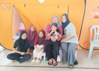 NORMAH Amrin (kanan) bersama ahli keluarganya di PPS Dewan Camelia, Putra Heights di Shah Alam, Selangor semalam. 
– UTUSAN/MOHAMAD NAUFAL MOHAMAD IDRIS
