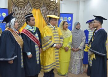 TUANKU Syed Faizuddin Putra Jamalullail (tiga dari kiri) berkenan beramah mesra dengan para graduan sewaktu Istiadat Konvokesyen Kali Ke-6 KUIPs di Dewan Harumanis, Politeknik Tuanku Syed Sirajuddin (PTSS), Pauh Putra, Arau, Perlis. -UTUSAN