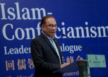 ANWAR Ibrahim berucap merasmikan Dialog Kepimpinan Islam-Confucianism 2023 di sini, hari ini. - UTUSAN/FARIZ RUSADIO