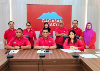 NIZAM Abu Bakar Titingan (duduk,tengah) bersama barisan pimpinan Gagasan Rakyat.