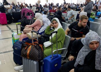 PENDUDUK Gaza dan warga asing menunggu di lintasan Rafah untuk masuk ke Mesir. - AFP