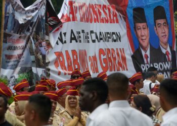 PENYOKONG Prabowo Subianto dan Gibran Rakabuming Raka berhimpun di luar pejabat . Suruhanjaya Pilihan Raya Umum di Jakarta.-AFP