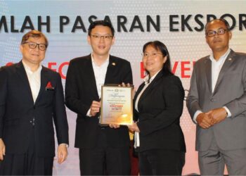 LEE Ting Han (dua, kiri) menyampaikan Sijil Penghargaan kepada Pengeksport Terbaik Negeri Johor dari Asia Food & Beverage Sdn. Bhd. sempena Hari Eksport Johor 2023. - UTUSAN/RAJA JAAFAR ALI