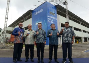 CHANG Lih merasmikan Makmal Alami Kenderaan Berautonomi MRANTI di MRANTI Park, Bukit Jalil, semalam.–  UTUSAN/SYAKIR RADIN