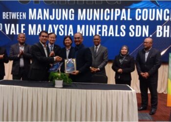 LEONARDO Paiva (kiri) bertukar dokumen dengan Syamsul Hazeman Md. Salleh pada majlis MoU Vale dan MPM disaksikan Sandrea Ng Shy Ching (tengah) di Manjung hari ini.- UTUSAN/SHAMSUL KAMAL AMARUDIN