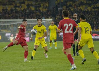 PEMAIN Kyrgyzstan melakukan asakan di kawasan harimau Malaya dalam pertembungan di Stadium Nasional Bukit Jalil.