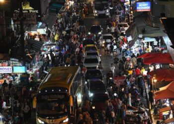 KEDAI dan gerai-gerai makanan padat dengan pelancong khususnya dari Malaysia sekali gus membawa pulangan lumayan kepada para peniaga di Hatyai, Thailand, semalam.-UTUSAN/IZLIZAN OTHMAN