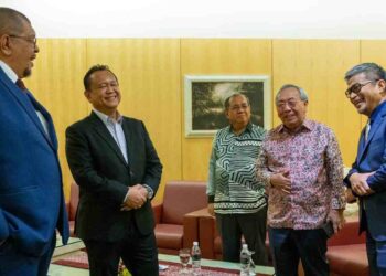 ALEXANDER Nanta Linggi (dua dari kiri) tiba di Majlis Makan Malam Sambutan ke-70 tahun Sekolah Antarabangsa Lodge, di Hotel Imperial Kuching malam tadi
