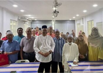 GUNTOR Tobeng (depan, tengah) bergambar di samping peserta Latihan Keusahawanan Solar di Masjid Aman di Alor Setar. – UTUSAN/JAMLIAH ABDULLAH