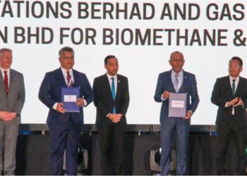 MAJLIS pertukaran dokumen kerjasama antara Johor Plantations dan Gas Malaysia Berhad disaksikan Menteri Sumber Asli, Alam Sekitar dan Perubahan Iklim, Nik Nazmi Nik Ahmad dan Menteri Besar Johor, Datuk Onn Hafiz Ghazi.